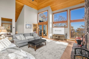 Smart TV, fireplace, DVD player, books - Unbeatable Views Atop Wintergreen Resort (Wintergreen Resort)