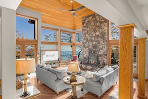 Smart TV, fireplace, DVD player, books - Unbeatable Views Atop Wintergreen Resort (Wintergreen Resort)