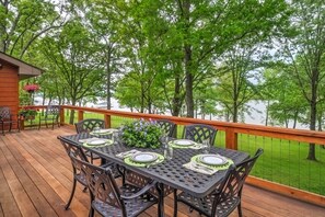 Outdoor dining - Kentucky Deer Run- Wheelchair Accessible, Lakefront, Private Dock, Fully Updated (Benton)
