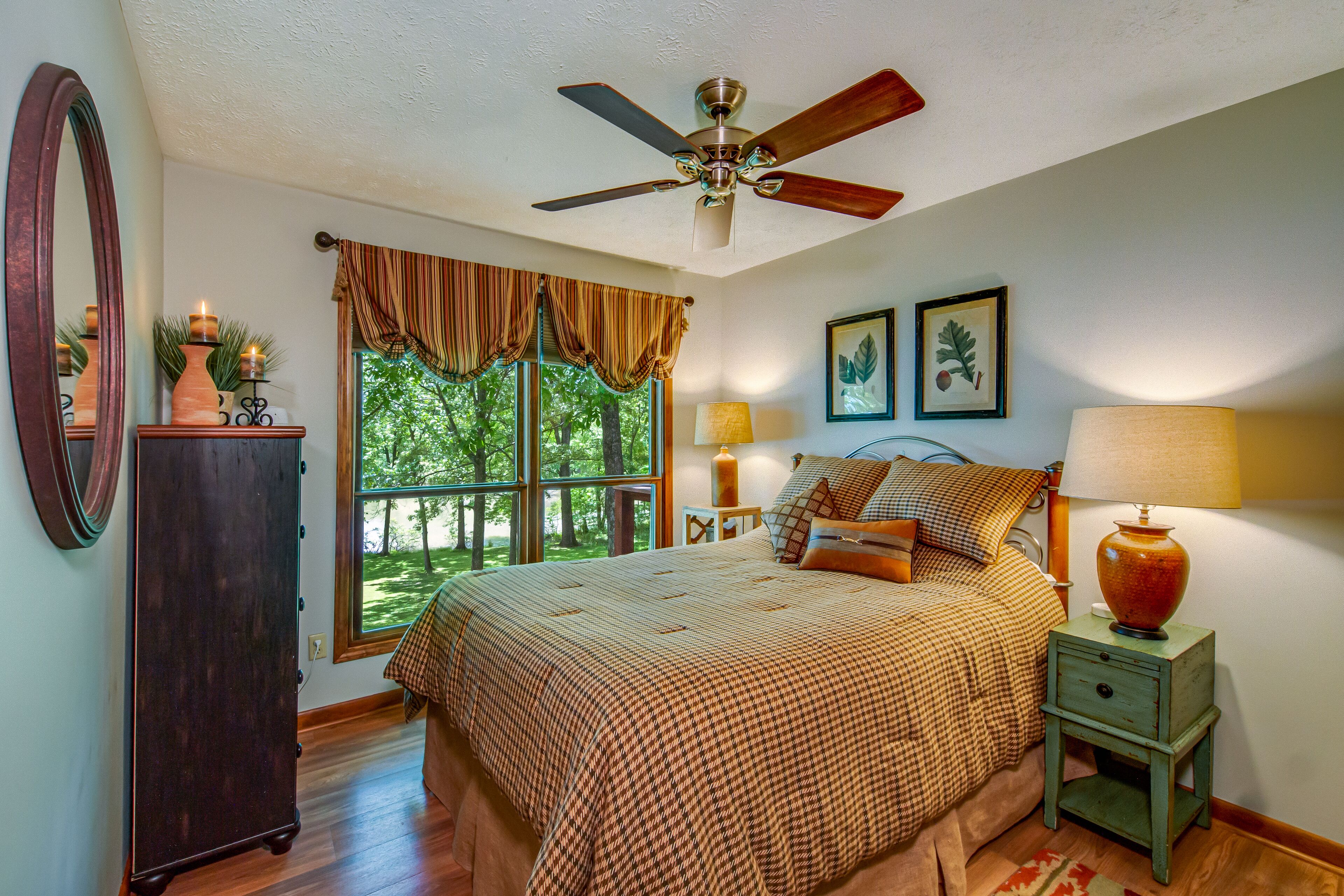 4 soverom, skrivebord, strykejern/-brett og wi-fi (inkludert)