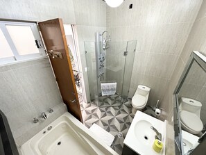 Secadora de cabello, toallas, papel de baño