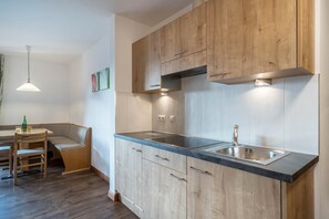 Fridge, oven, stovetop, coffee/tea maker