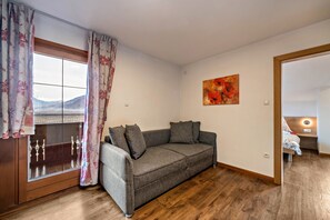 Een televisie en een tafeltennistafel