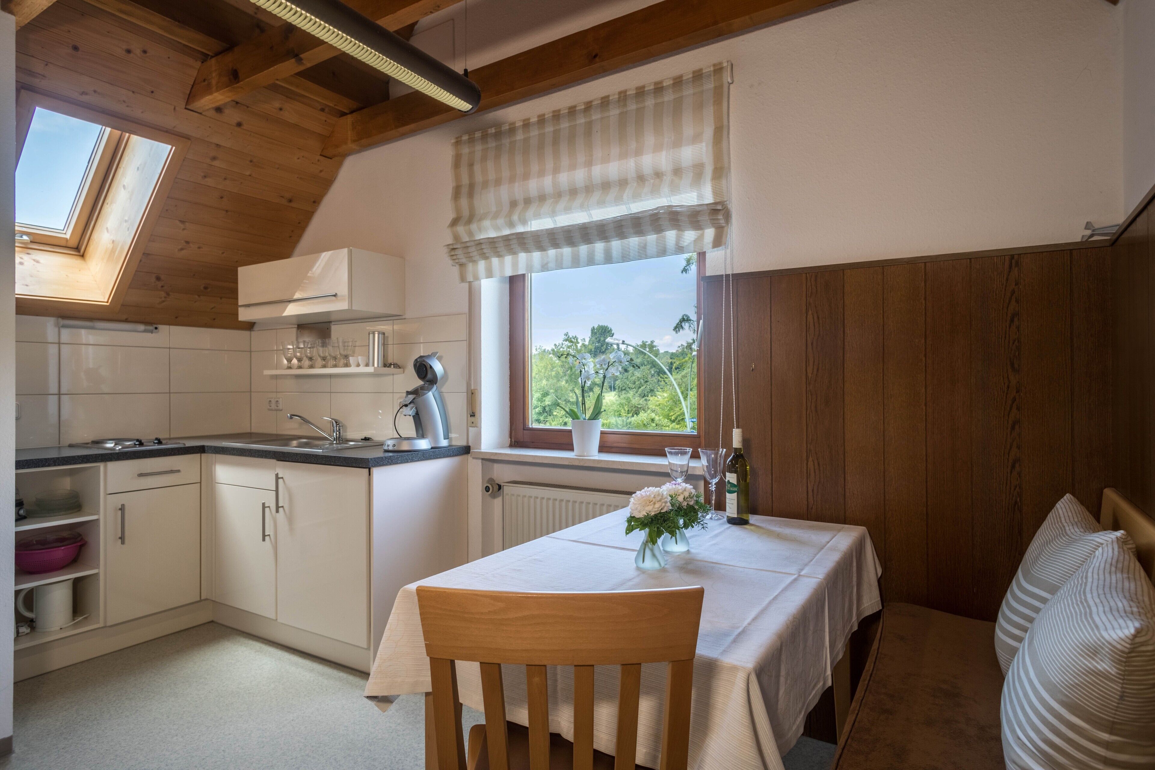 Kühlschrank, Mikrowelle, Herdplatte, Wasserkocher mit Kaffee-/Teezubehör