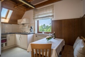 Refrigerador, microondas, placa de cocina, cafetera/tetera