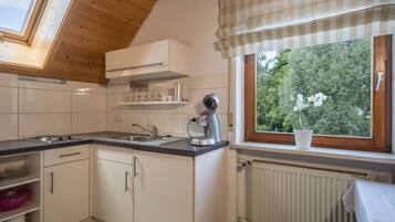 Refrigerador, microondas, placa de cocina, cafetera/tetera