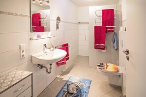 Dusche, Haartrockner, Handtücher
