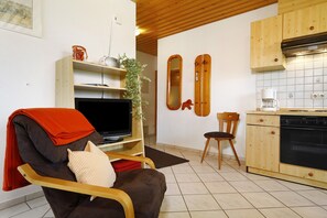 TV, ping pong, stereo - Holiday Apartment 2 on “Wagenberg” Farm with Mountain View, Wi-Fi, Balcony & Garden (Deggenhausertal)