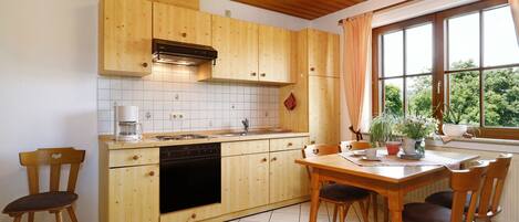 Fridge, oven, stovetop, coffee/tea maker