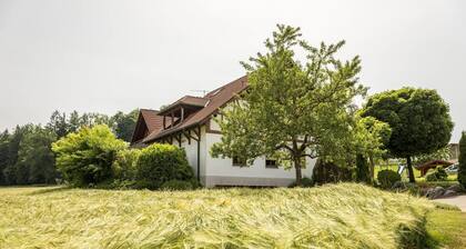 Ferienwohnung 2 auf dem Bauernhof "Wagenberg" mit Bergblick, WLAN, Balkon & Garten