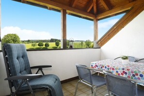 Outdoor dining - Holiday Apartment 2 on “Wagenberg” Farm with Mountain View, Wi-Fi, Balcony & Garden (Deggenhausertal)