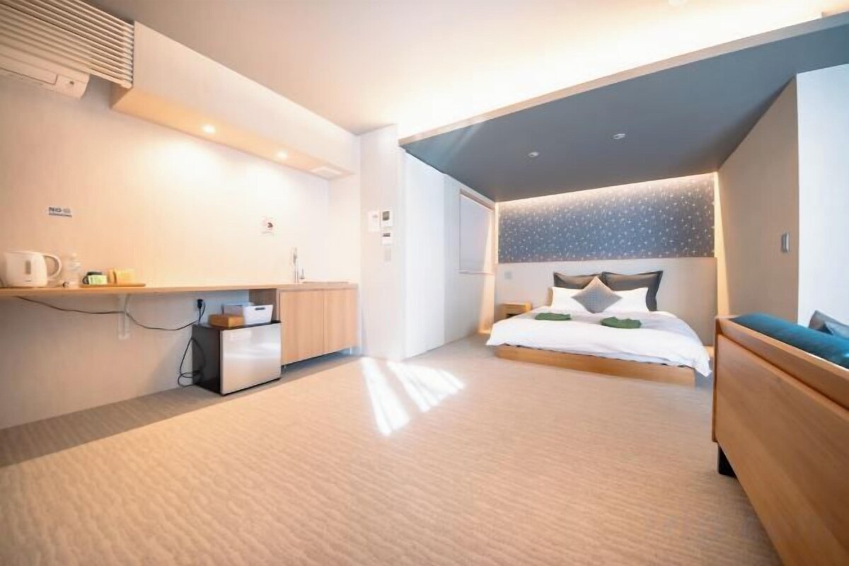 Laptop workspace, soundproofing, free WiFi, bed sheets