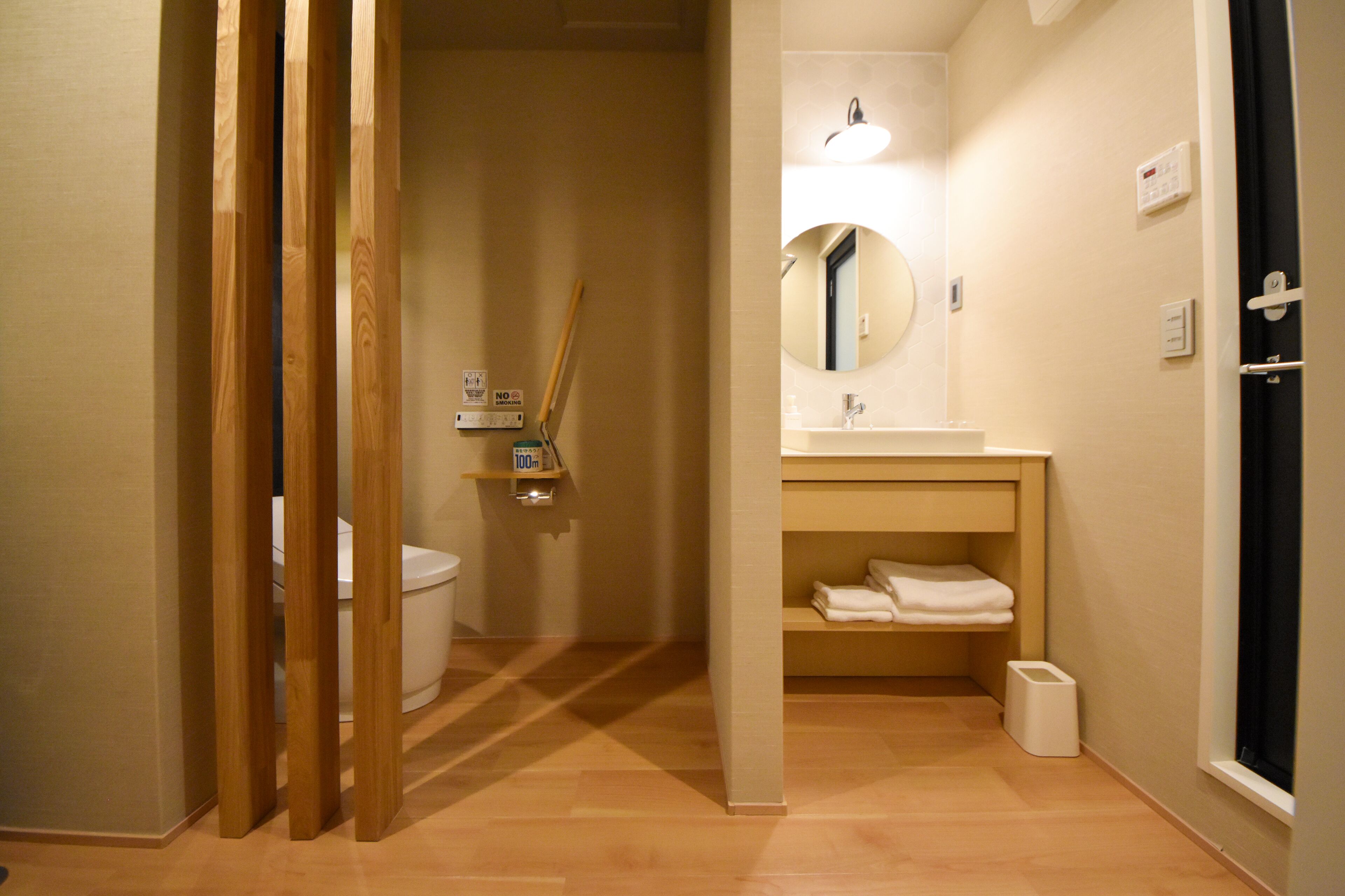 design double room, non smoking | bathroom | separate bathtub and shower, free toiletries, hair dryer, slippers