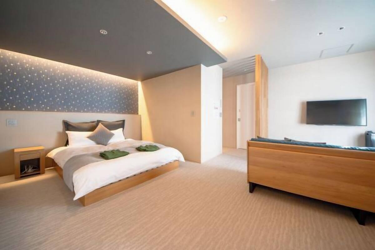 Laptop workspace, soundproofing, WiFi (free), bed sheets