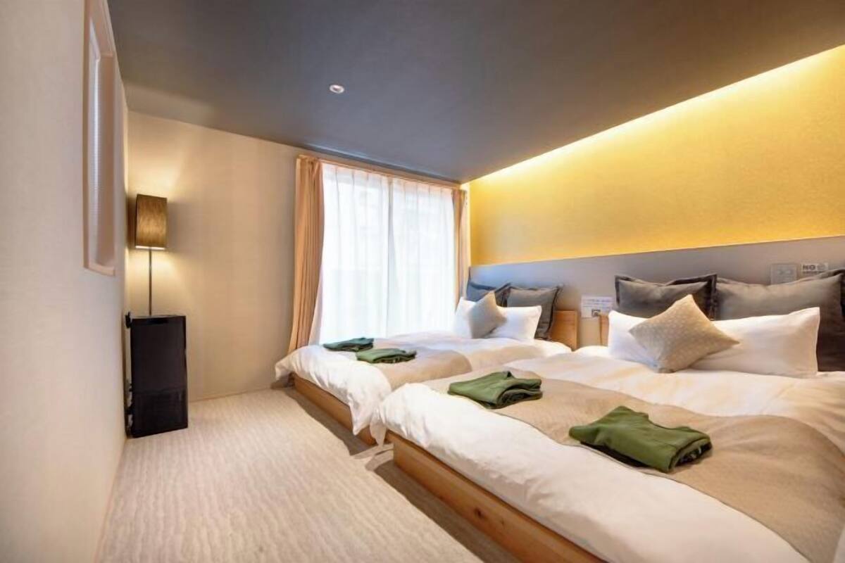 Laptop workspace, soundproofing, WiFi (free), bed sheets