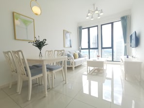 Suite, 1 Schlafzimmer (Elysia) | Wohnzimmer | Flachbildfernseher