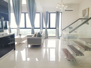 Maisonette, 3 Schlafzimmer (Elysia) | Wohnzimmer | Flachbildfernseher