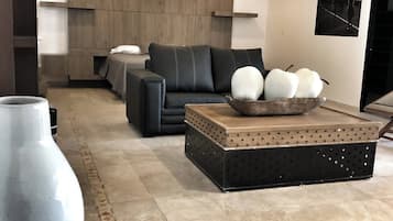 Departamento, 1 habitación, para fumadores, patio | Área de sala de estar | Netflix y servicios de streaming