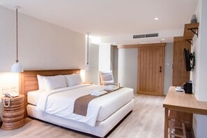 Premium bedding, minibar, in-room safe, free WiFi - Saksiam Lakeside Resort (Sai Noi)