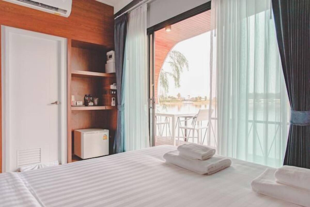 Peralatan tempat tidur premium, bar mini, peti besi dalam bilik