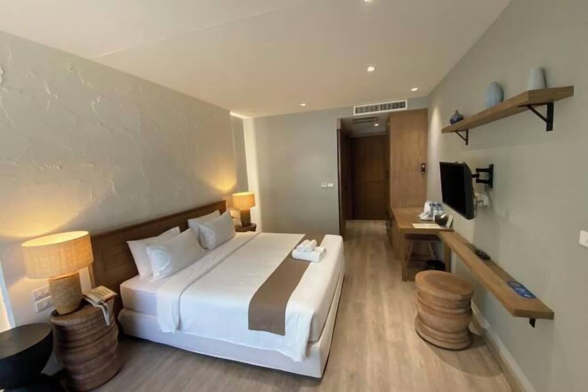Peralatan tempat tidur premium, bar mini, peti besi dalam bilik