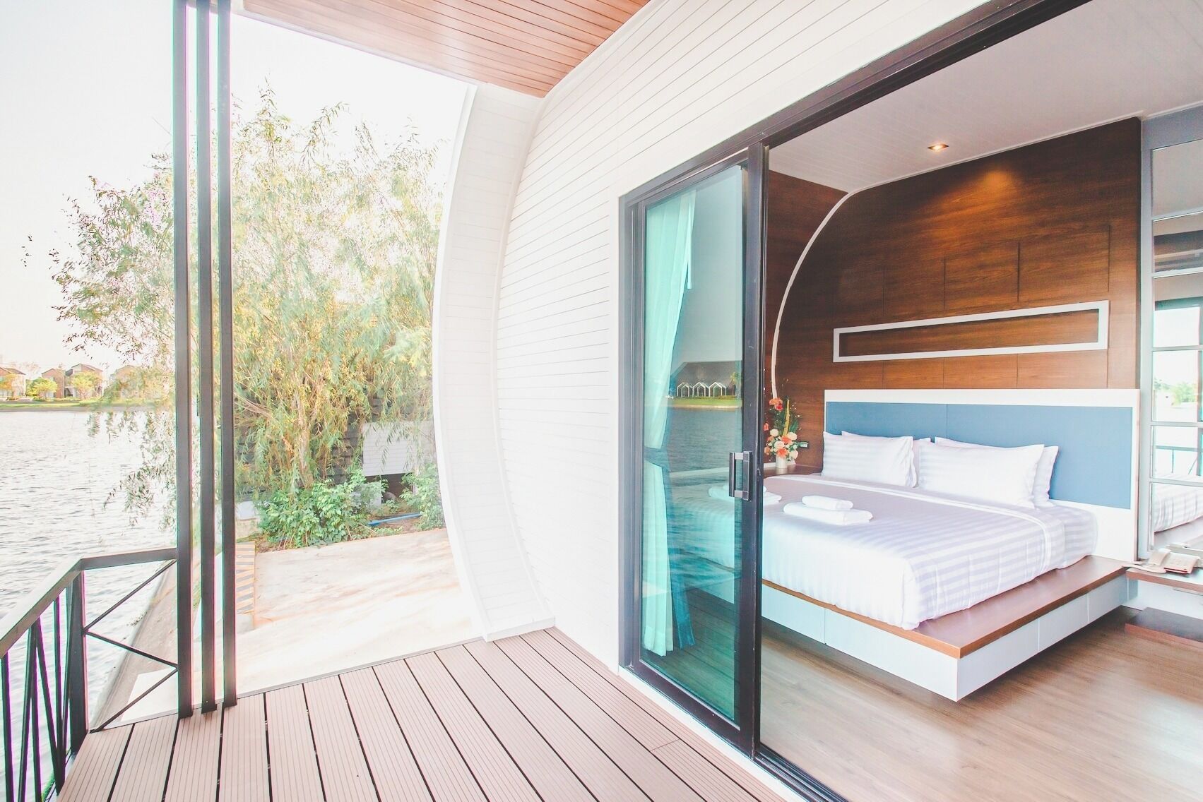 Deluxe Lakeside | เครื่องนอนระดับพรีเมียม, มินิบาร์, ตู้นิรภัยในห้องพัก, Wi-Fi ฟรี