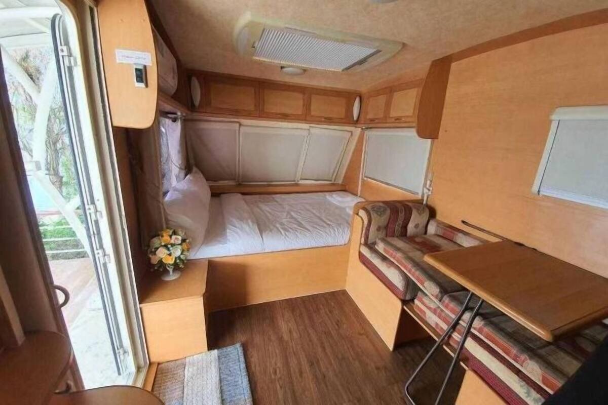 Peralatan tempat tidur premium, bar mini, peti besi dalam bilik