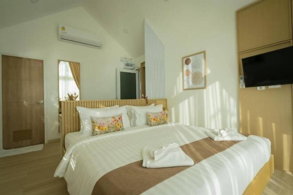 Peralatan tempat tidur premium, bar mini, peti besi dalam bilik