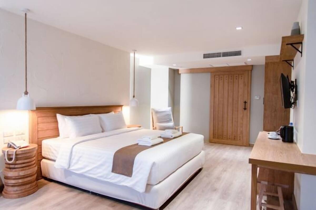 Peralatan tempat tidur premium, bar mini, peti besi dalam bilik