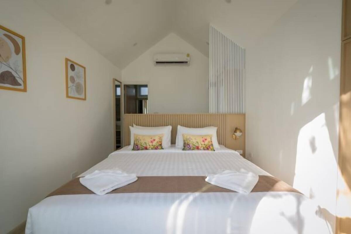 Peralatan tempat tidur premium, bar mini, peti besi dalam bilik