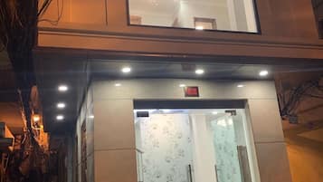 Voorkant accommodatie - avond/nacht