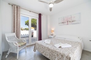 3 bedrooms, iron/ironing board, WiFi, bed sheets - Villa el Arbol de la Vida with pool (Chiclana de la Frontera)