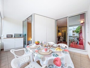 Dining - Floralies I by Interhome (Le Grau du Roi)