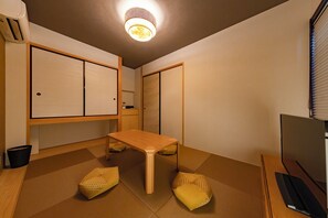 1 bedroom, down duvets, desk, free WiFi