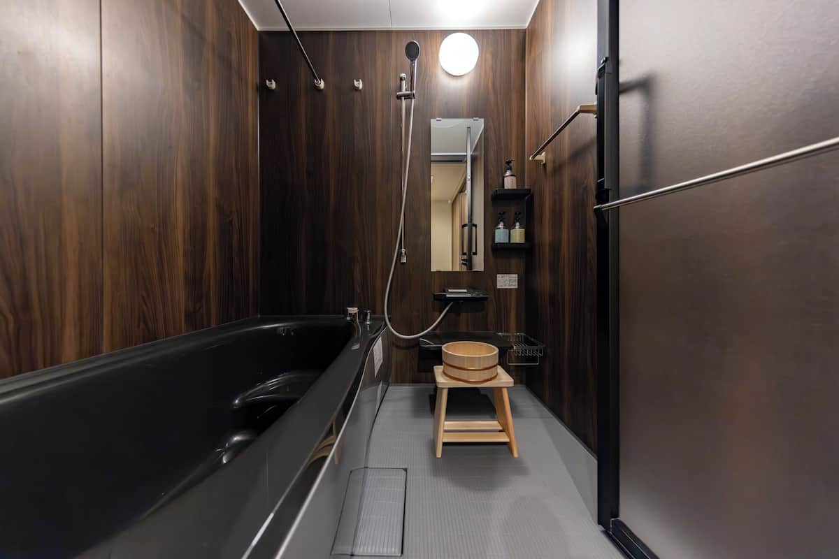 Suite Room | Bathroom | Separate tub and shower, free toiletries, hair dryer, slippers