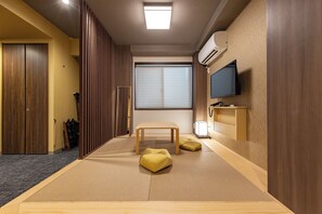 Down duvets, desk, free WiFi, bed sheets - MADOKA Kyoto Station West (Kyoto)