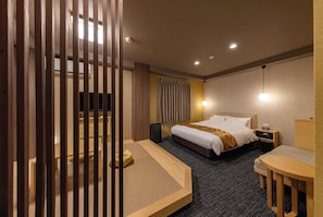 Double Room | Down duvets, desk, free WiFi, bed sheets