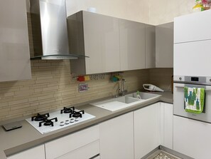 Cafetière/bouilloire, batterie de cuisine, vaisselle et ustensiles