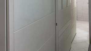 A hallway with a sliding door leading to a room. The hallway has a tiled floor and a ceiling with a light fixture. - D&D vacation home in the center of Mattinata (Mattinata)