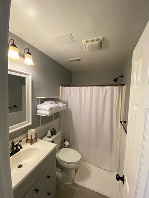 Combined shower/bathtub, hair dryer, towels, soap - Folly LOVE (Folly Beach)