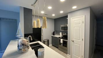 KĂŒhlschrank, Mikrowelle, Ofen, Herdplatte