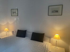 2 makuuhuonetta, työpöytä, Wi-Fi, vuodevaatteet