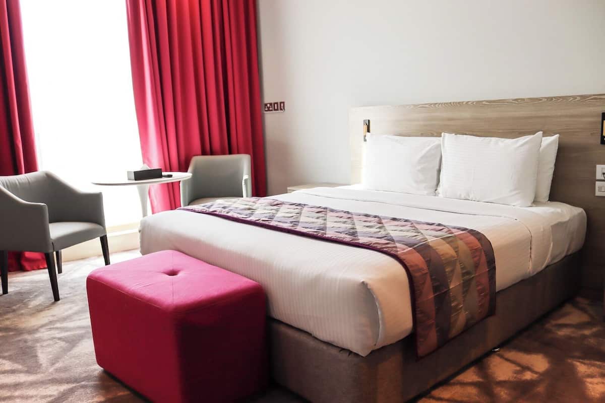 Habitación estándar doble, 1 cama de matrimonio grande | 1 dormitorio, minibar, cortinas opacas y sistema de insonorización