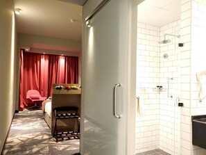 Minibar, cortinas opacas, sistema de insonorización