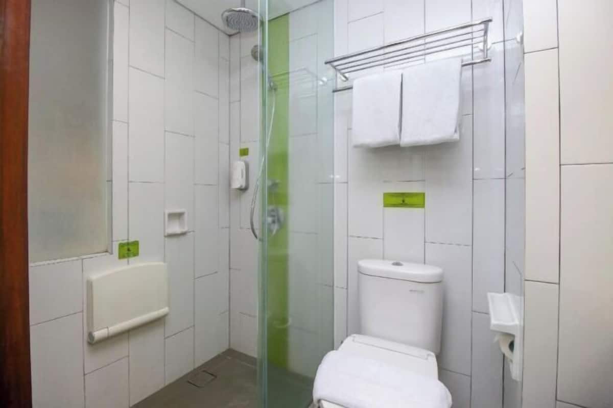 Douche, douche à « effet pluie », chaussons, bidet