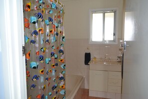 Badewanne, Haartrockner, Seife, Shampoo