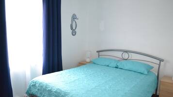 3 bedrooms, iron/ironing board, travel crib