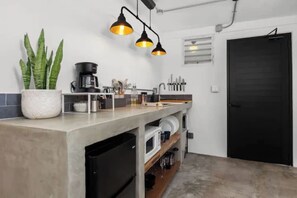 冷蔵庫、電子レンジ、コンロ、コーヒー / ティーメーカー