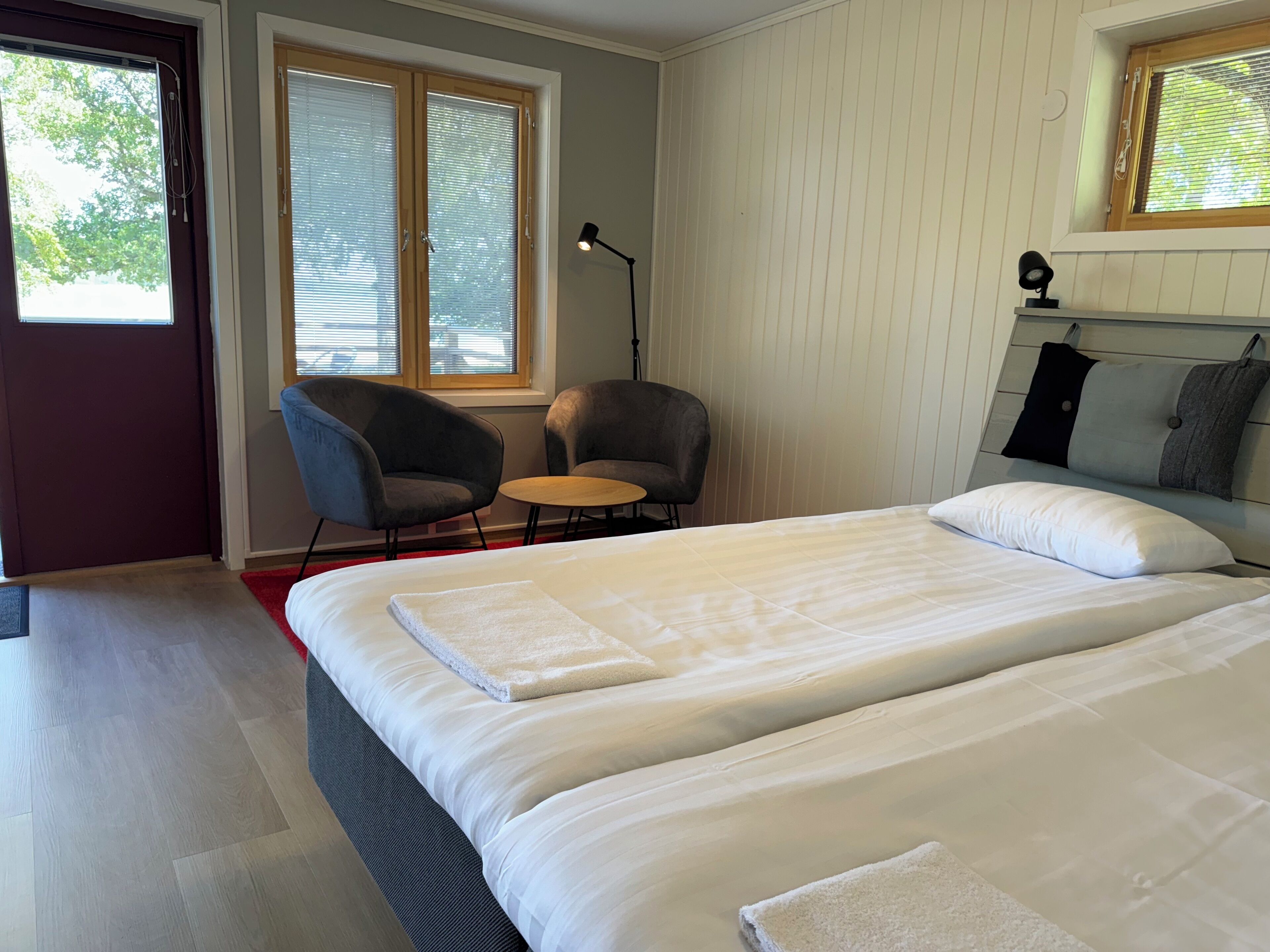 Bungalow | Blackout drapes, cribs/infant beds