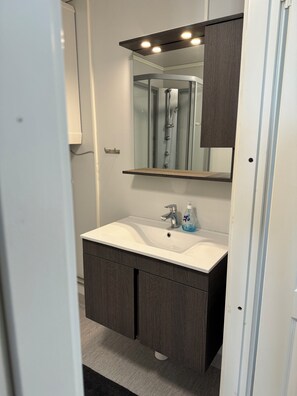 Bungalow | Bathroom | Shower, hair dryer, towels, toilet paper - Gröna Uddens Camping (Mariehamn)